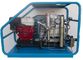 Газ привел акваланг в действие reciprocating цилиндры компрессора воздуха заполняя дома или в лаборатории